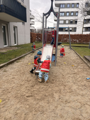 Täglicher Besuch auf dem Spielplatz
